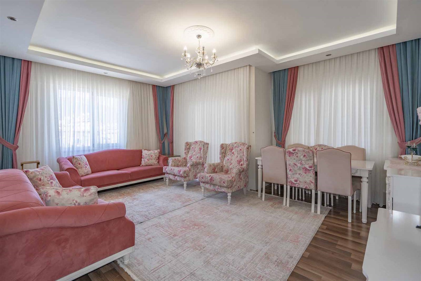 Трехкомнатная квартира с отдельной кухней в районе Оба